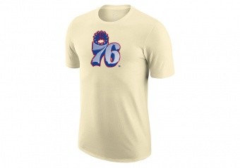 NIKE NBA PHILADELPHIA 76ERS EARNED EDITION LOGO DRI-FIT TEE FLAT OPAL